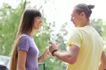 ¿Cómo saber si mi amiga/o me desea? Las pistas claves