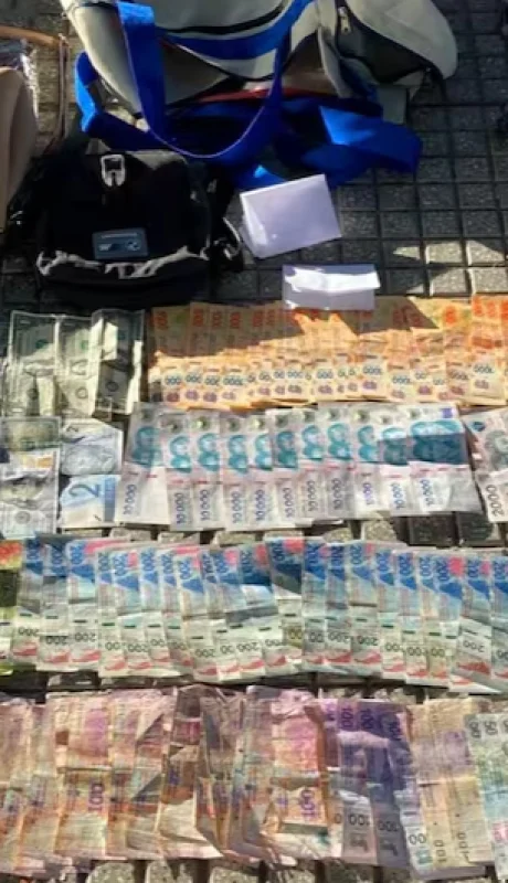 Cocaína, pesos y dólares fueron encontrados en el interior del auto donde viajaba la familia de narcotraficantes.
