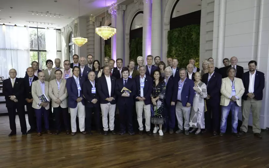 Javier Milei junto a directivos de La Rural, que celebraron