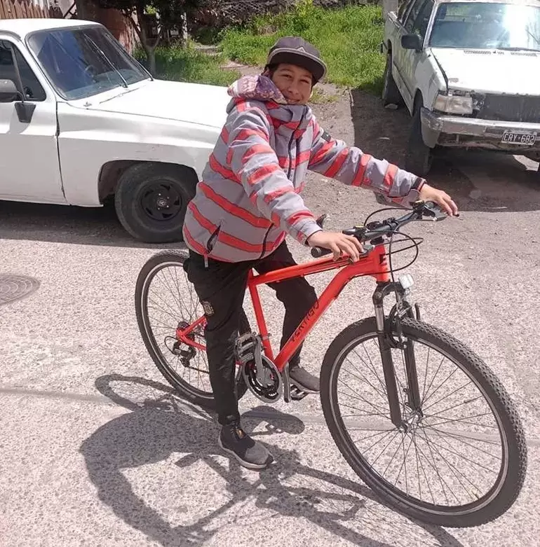 Mateo trepado a su regalo más preciado: la bici que Scaloni gestionó para él.