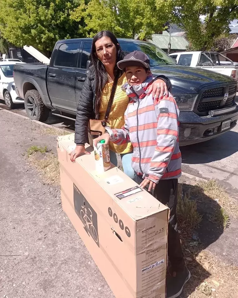 Miriam y Mateo. Y en la caja, la bici.