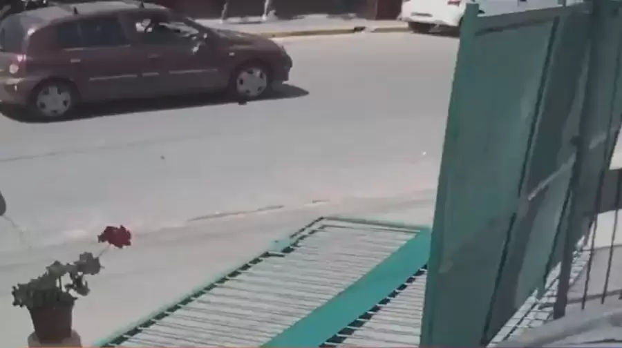 No la dejaron salir y tiró el portón