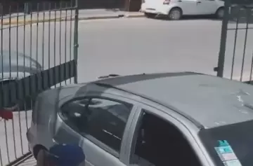 No le aceptaron pagar con transferencia el estacionamiento y tomó la peor decisión