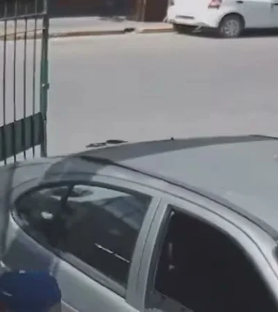 No la dejaron salir y tiró el portón