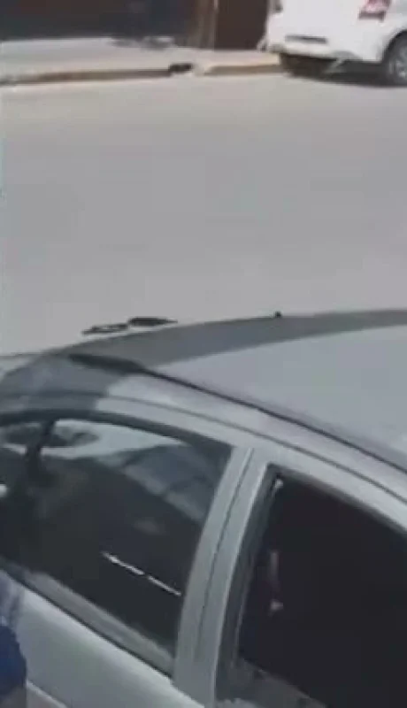 No la dejaron salir y tiró el portón