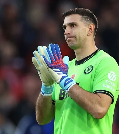 A pesar del error, Dibu es clave en el Aston Villa