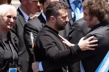 Zelenski, con los dos pulgares arriba al primer año de Milei