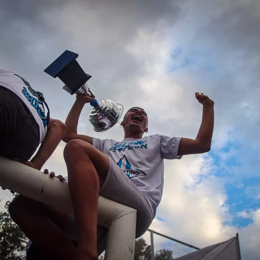 El cielo se visitó de celeste y blanco