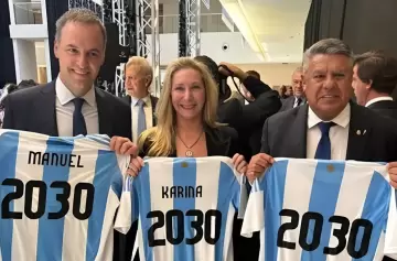 Claudio Tapia, Karina Milei y Adorni juntos por el anuncio del Mundial 2030