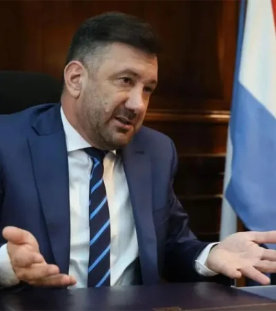 Kueider permanece detenido en Paraguay.