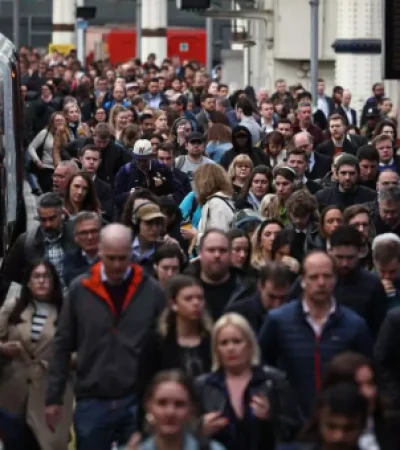 Pasajeros en la estación Waterloo, en Londres, junto a uno de los pocos trenes que operaban el 8 de abril de 2024, durante una huelga de maquinistas.