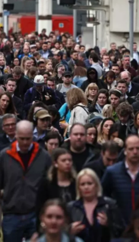 Pasajeros en la estación Waterloo, en Londres, junto a uno de los pocos trenes que operaban el 8 de abril de 2024, durante una huelga de maquinistas.