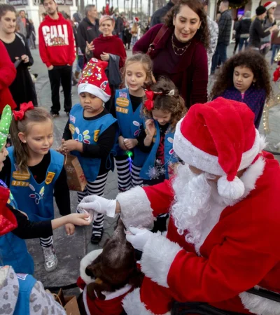 Niños, juguetes, Navidad y cartita: falta Papá Noel, y estamos todos.