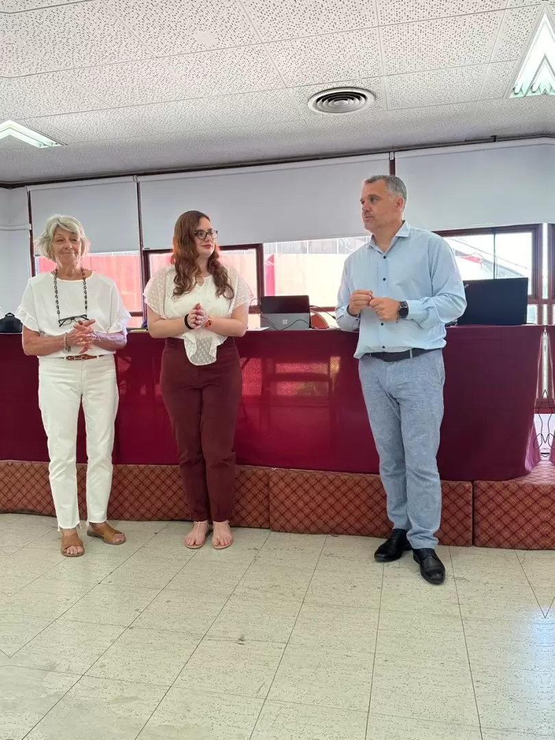 Leonardo Castellani junto a su hermana y su madre en la degustación/