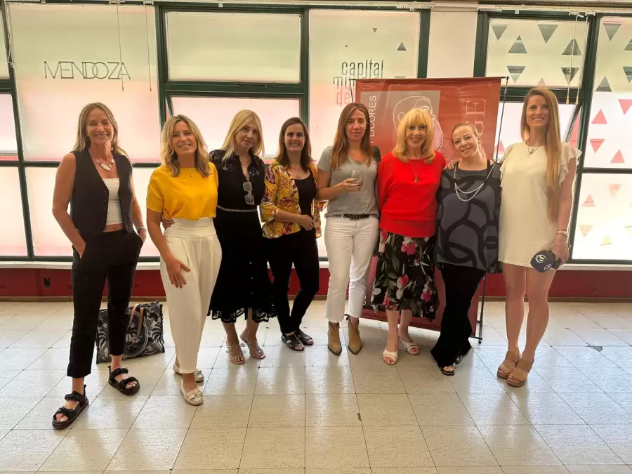 La enóloga Estela Perinetti junto a las periodistas Alicia Sisteró, Claudia Farina, Inés Ai  , Florencia Da Souza, Lila Levinson, Lourdes Di Silvestri