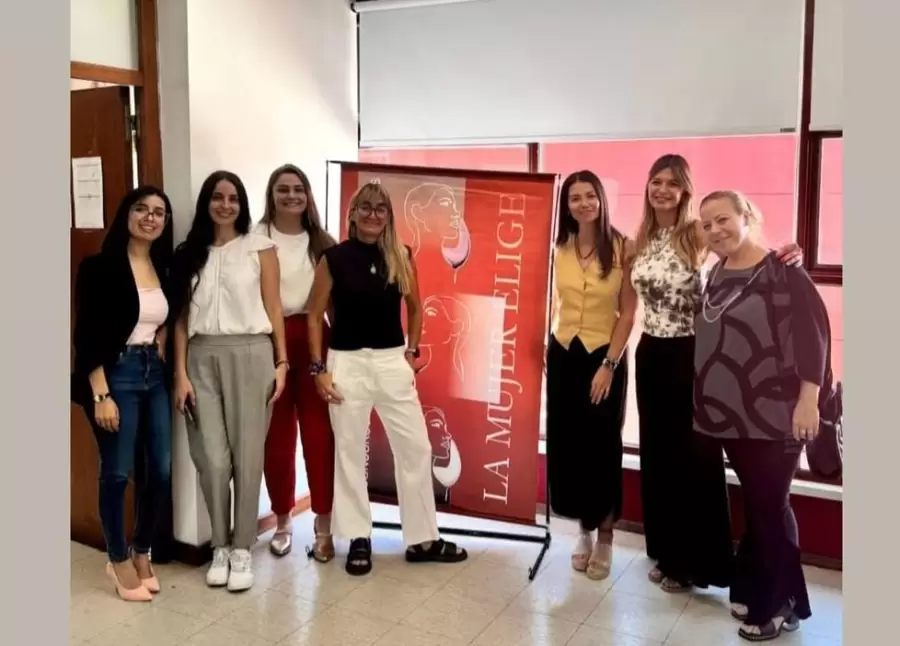 Ana Puelles, en el centro de la foto, enóloga y presidenta del jurado junto al resto de las periodistas./