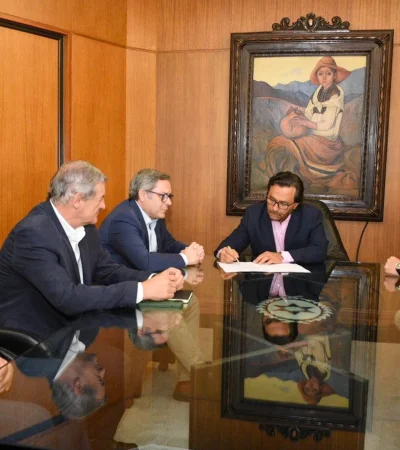 Gustavo Sáenz, gobernador de Salta, con representantes de Río Tinto.