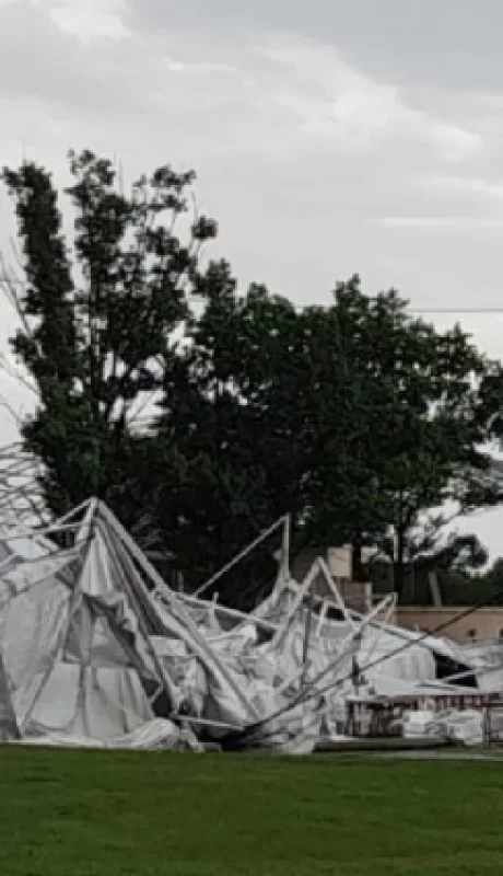 En Bragado, en la provincia de Buenos Aires, el efecto tornado de la tormenta produjo diversos destrozos y hasta heridos.