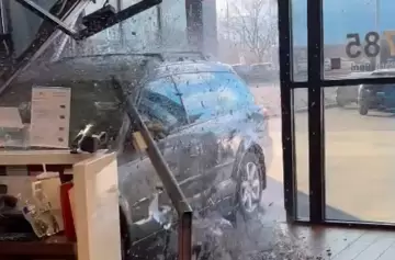 Impresionante video de un cliente que protesta contra una concesionaria de autos