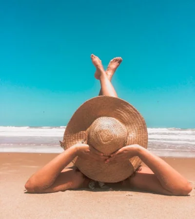 Persona Tendida Sobre Arena.