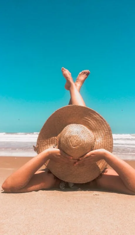 Persona Tendida Sobre Arena.