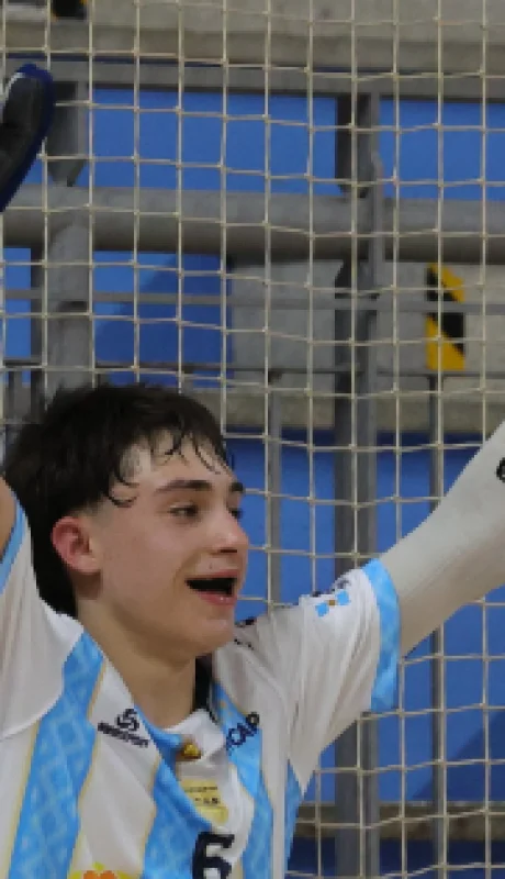 Valentino "El Pintita" Marzonetto, festejando uno de los goles convertidos durante el reciente Mundial de Hockey sobre Patines, en Novara, Italia.