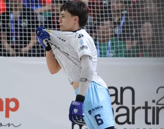 Marzonetto, besando la casaca que viste luego de haber convertido un tanto para ganancia de su equipo.