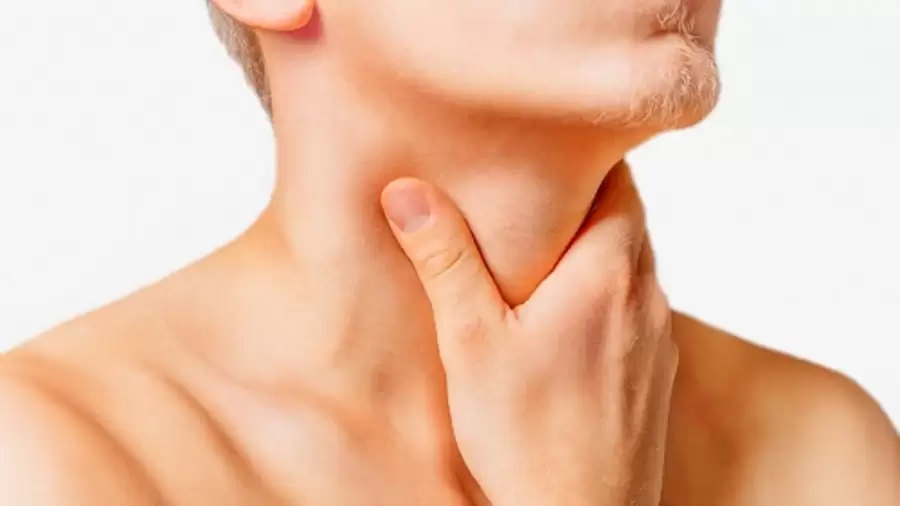 La persona experimenta dificultades para respirar, la comida entra en el vestíbulo laríngeo, y allí surge la dificultad en la deglución.