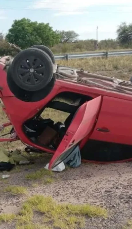 El automóvil en el que viajaba Jorge Ignacio Heinze quedó volcado en el cantero central a la vera de la Ruta 7 en La Paz.