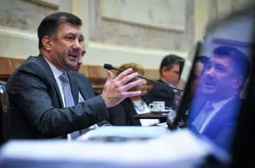 La Justicia federal pidió la extradición del exsenador Kueider y su secretaria