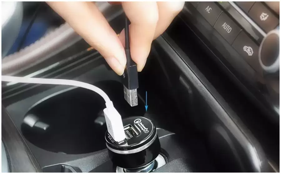 Cargar y sobrecargar aparatos dentro del coche puede afectar la duración de la batería.