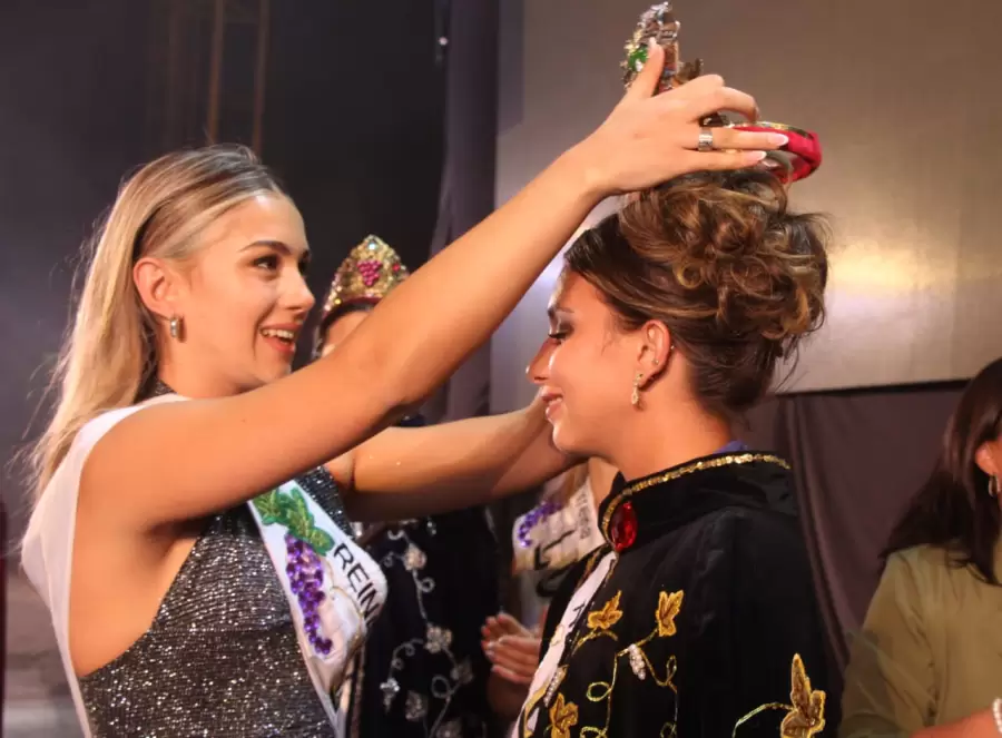 Julieta Bosquet coronando a Yael Palazzo.