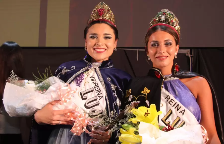 Virreina y reina juntas con sus atributos.