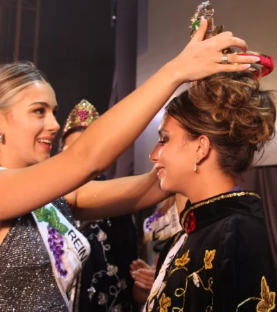 Julieta Bosquet coronando a Yael Palazzo.