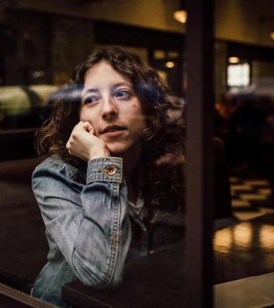 La rumiación mental es un fenómeno psicológico que se caracteriza por la repetición de pensamientos negativos sobre el pasado.