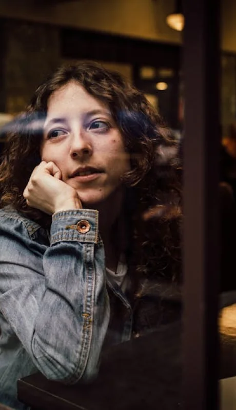 La rumiación mental es un fenómeno psicológico que se caracteriza por la repetición de pensamientos negativos sobre el pasado.