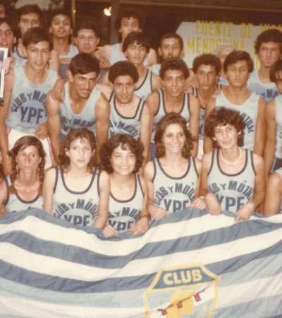 Cecilia Antunes, es la tercera de abajo