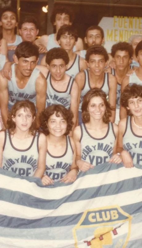 Cecilia Antunes, es la tercera de abajo