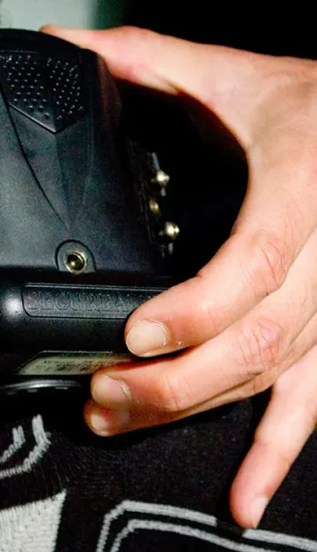 Aparte de tener que portar obligatoriamente el dispositivo, deberá concurrir dos veces al día a una comisaría.