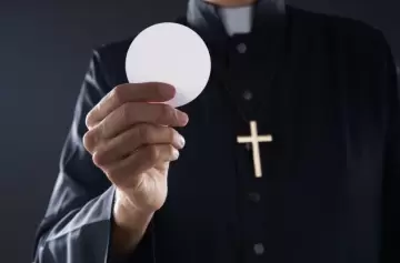 De la iglesia al supermercado: un sacerdote fue sorprendido robando