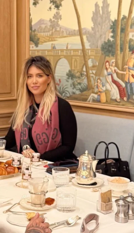 L-Gante, Wanda y López compartiendo el desayuno.