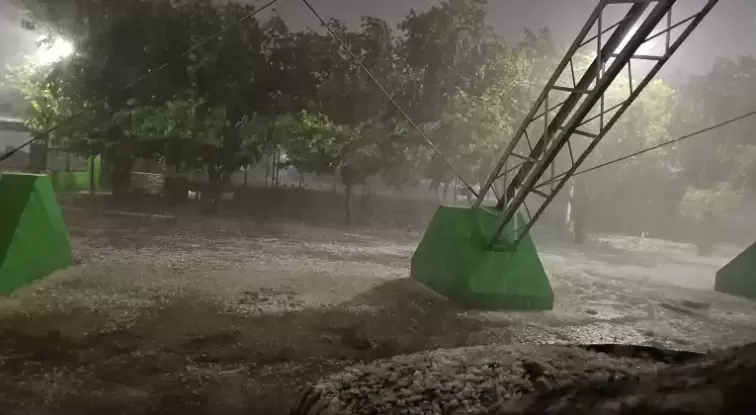 Instantánea de la tormenta de piedra y granizo en el polideportivo municipal de La Colonia, en el departamento de Junín, Mendoza.