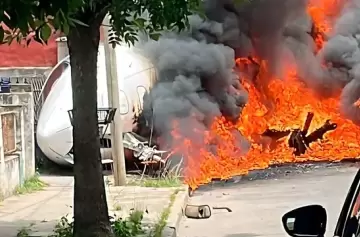 Se despistó un avión en el aeropuerto de San Fernando, chocó contra una casa y se incendió