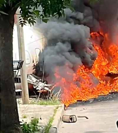 El avión se estrelló al aterrizar contra dos casas.