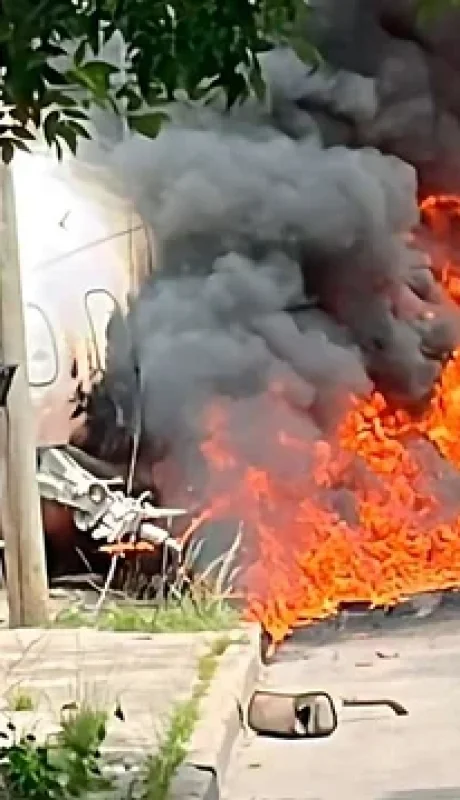 El avión se estrelló al aterrizar contra dos casas.