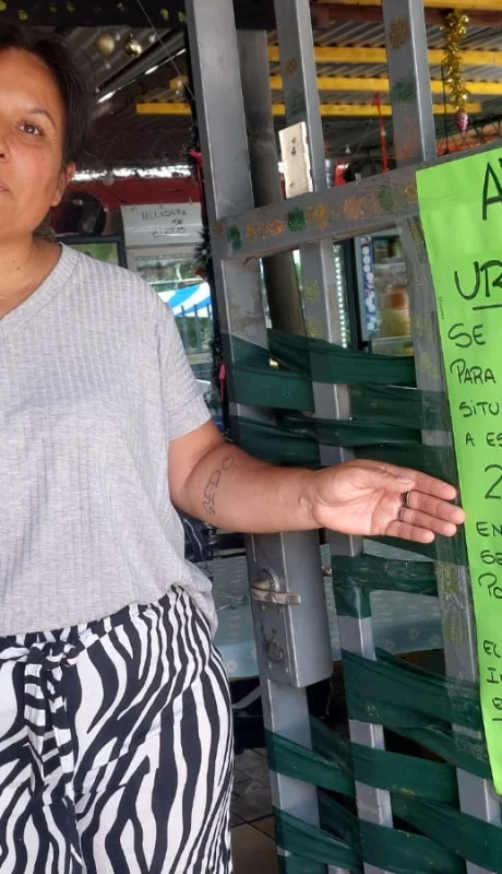 Su acción está basada en su propia experiencia: "Una vez nos fuimos a dormir temprano con mis hijos, porque no teníamos nada para comer" (L. Real)