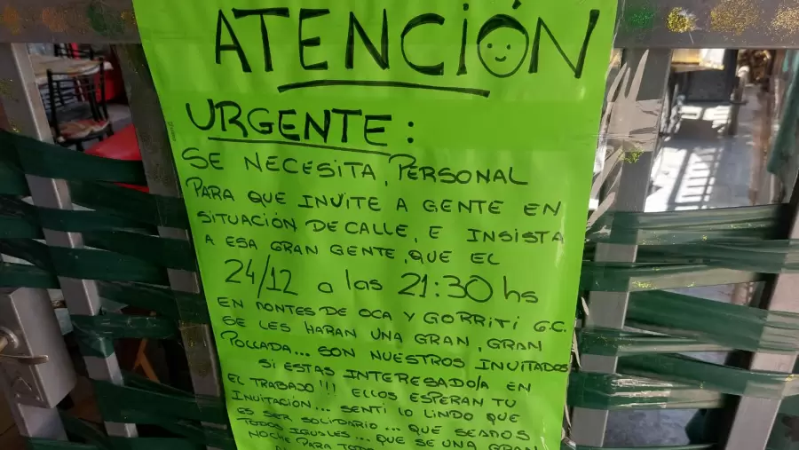 El pedido en papel verde, en su negocio: gente solidaria que asista a la cena de Navidad, en su propia casa.