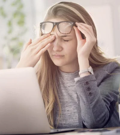 La luz azul de las pantallas puede penetrar en la retina y causar un daño oxidativo en las células.