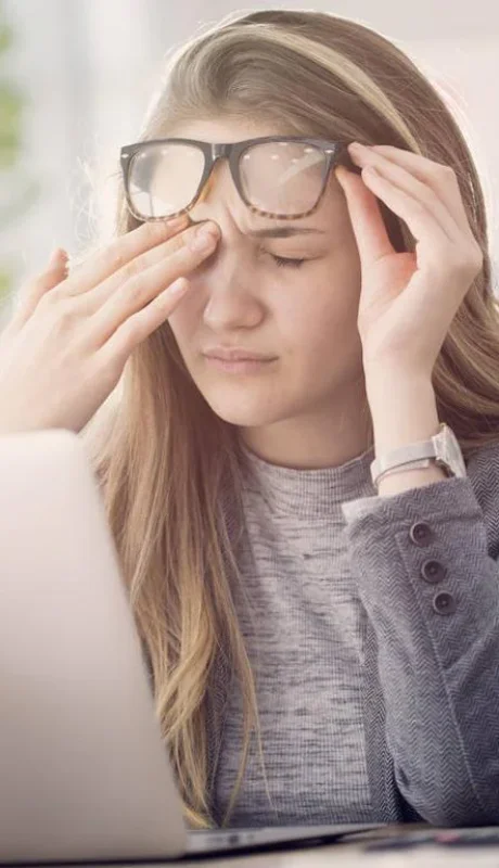 La luz azul de las pantallas puede penetrar en la retina y causar un daño oxidativo en las células.