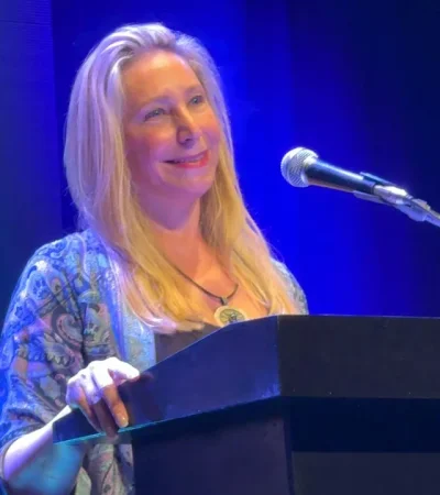 Karina Milei durante el acto en Teatro Gran Rivadavia./